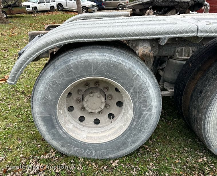 image for item DT2247 1998 Mack RD688S semi truck