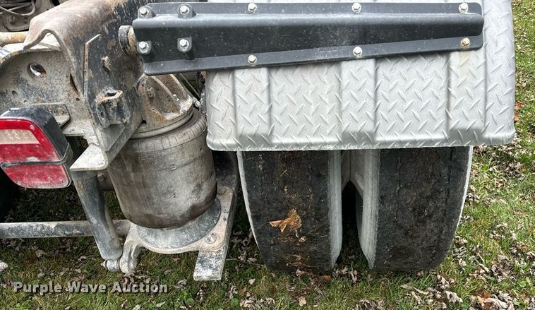 image for item DT2247 1998 Mack RD688S semi truck