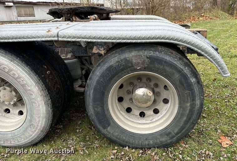 image for item DT2247 1998 Mack RD688S semi truck