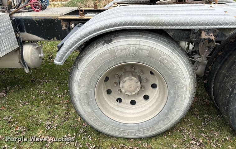 image for item DT2247 1998 Mack RD688S semi truck