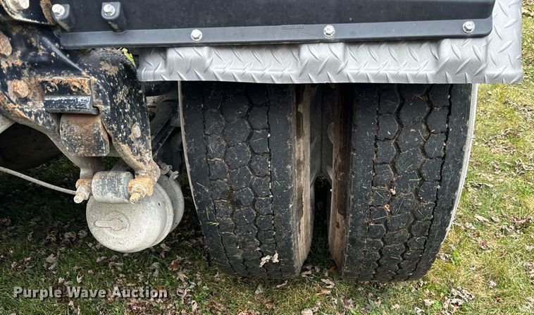 image for item DT2247 1998 Mack RD688S semi truck