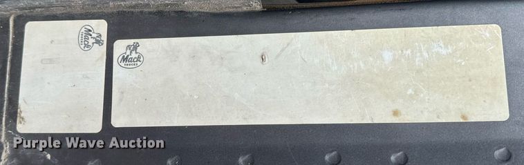 image for item DT2247 1998 Mack RD688S semi truck