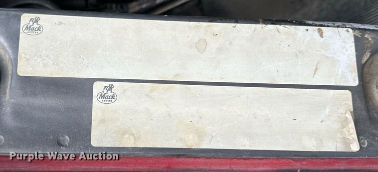 image for item DT2247 1998 Mack RD688S semi truck