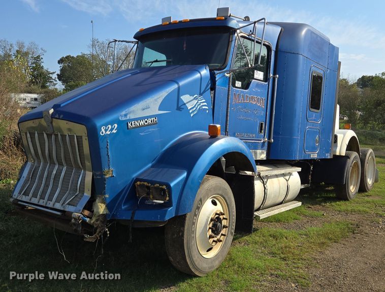 image for item DT5357 2005 Kenworth T800 truck cab and chassis