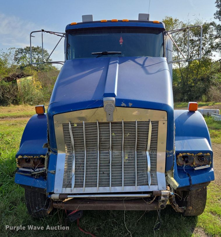 image for item DT5357 2005 Kenworth T800 truck cab and chassis