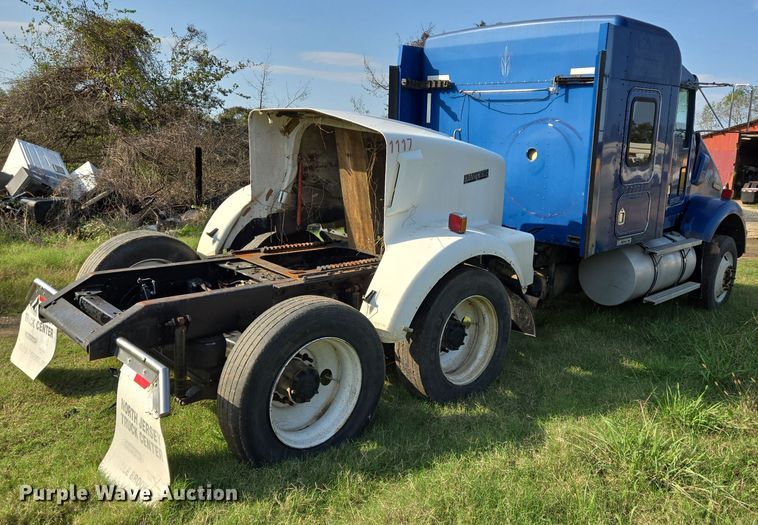 image for item DT5357 2005 Kenworth T800 truck cab and chassis