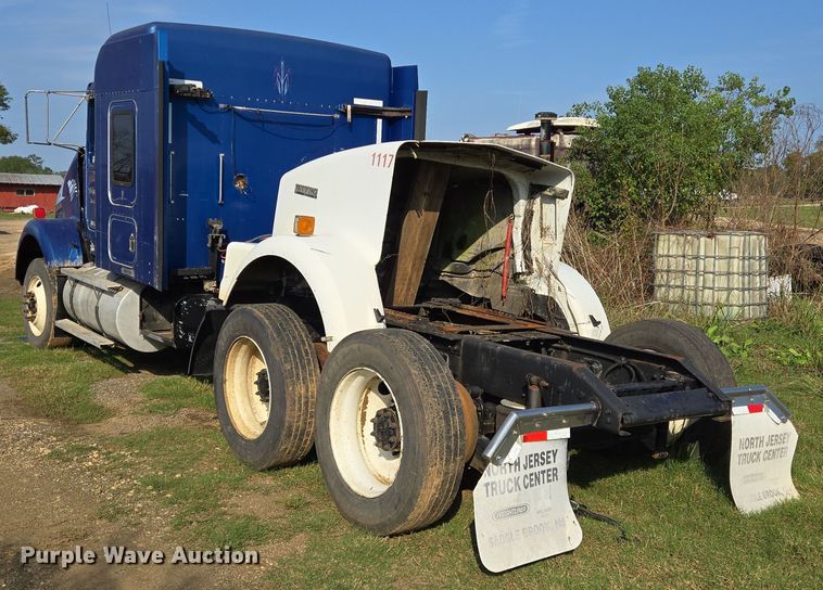 image for item DT5357 2005 Kenworth T800 truck cab and chassis