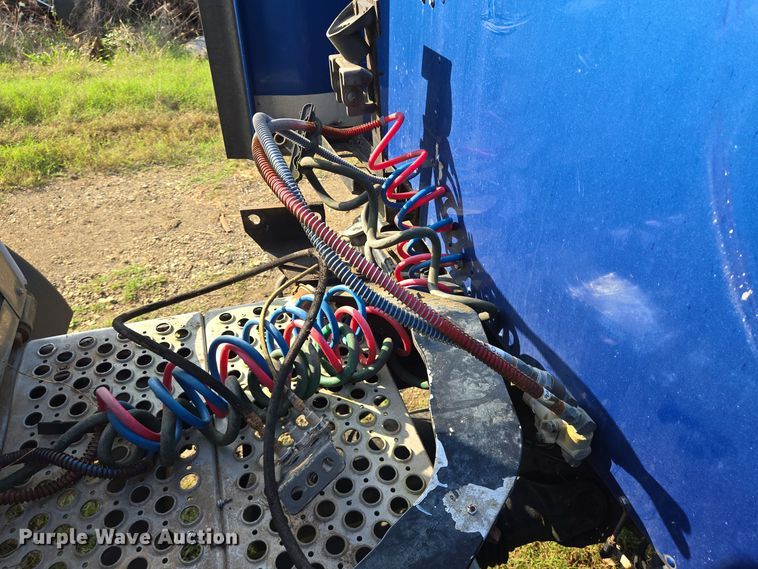 image for item DT5357 2005 Kenworth T800 truck cab and chassis