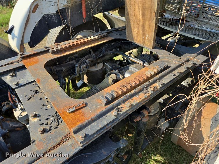 image for item DT5357 2005 Kenworth T800 truck cab and chassis