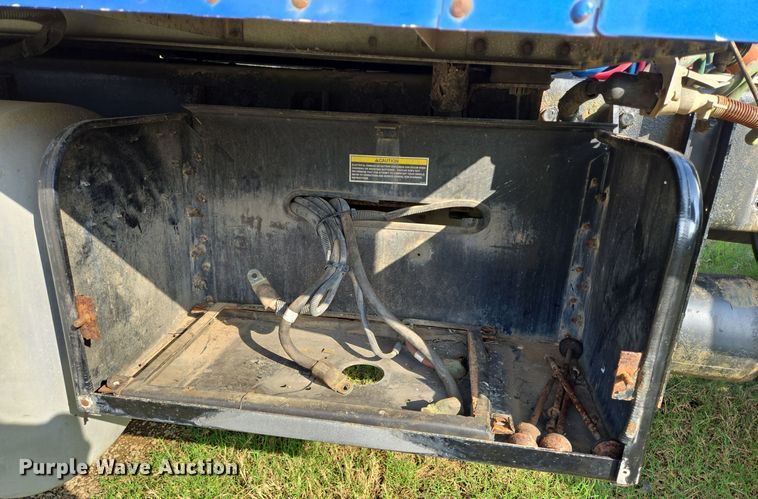 image for item DT5357 2005 Kenworth T800 truck cab and chassis