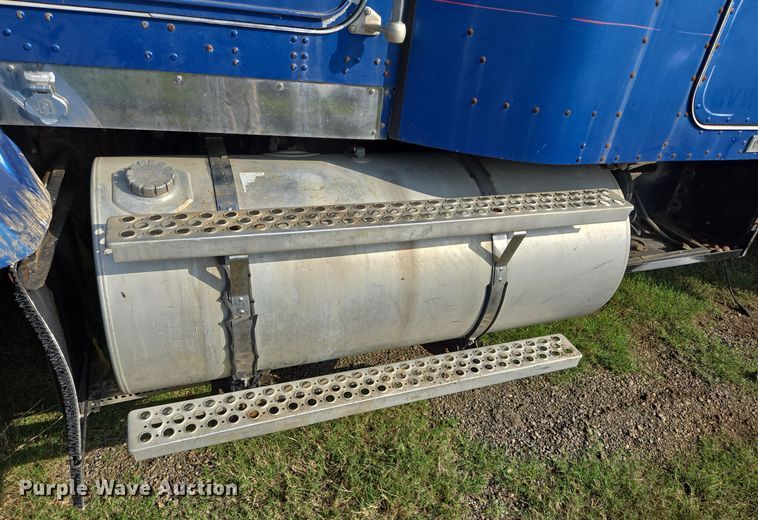 image for item DT5357 2005 Kenworth T800 truck cab and chassis