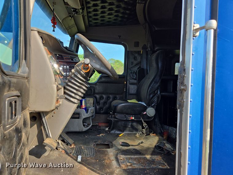 image for item DT5357 2005 Kenworth T800 truck cab and chassis