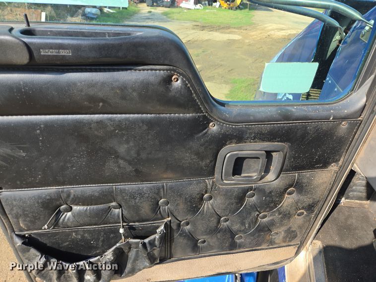 image for item DT5357 2005 Kenworth T800 truck cab and chassis