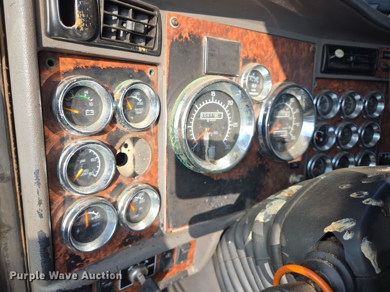 image for item DT5357 2005 Kenworth T800 truck cab and chassis