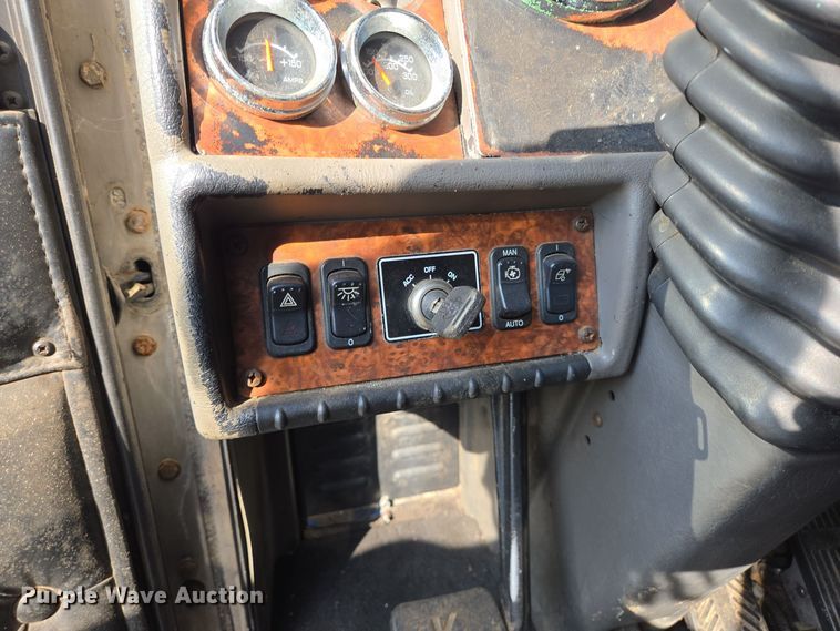 image for item DT5357 2005 Kenworth T800 truck cab and chassis