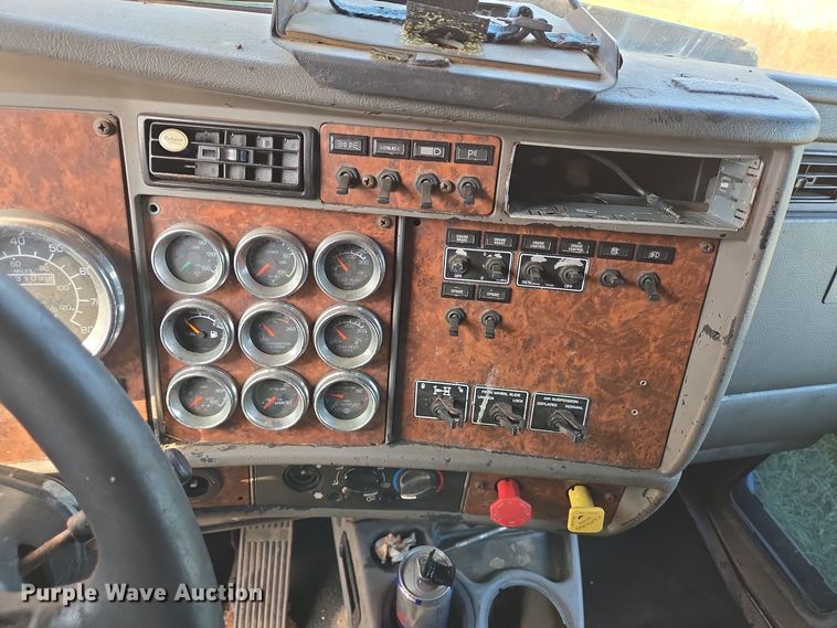 image for item DT5357 2005 Kenworth T800 truck cab and chassis