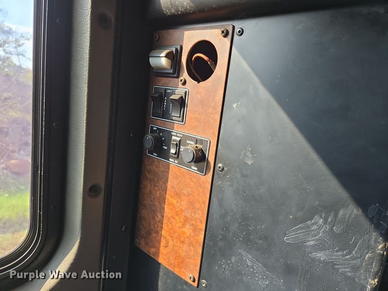 image for item DT5357 2005 Kenworth T800 truck cab and chassis