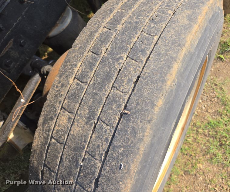 image for item DT5357 2005 Kenworth T800 truck cab and chassis