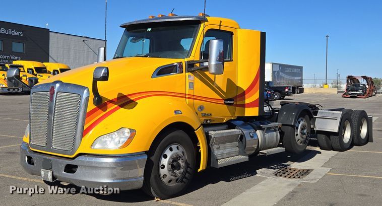 image for item DT7014 2020 Kenworth T680 semi truck