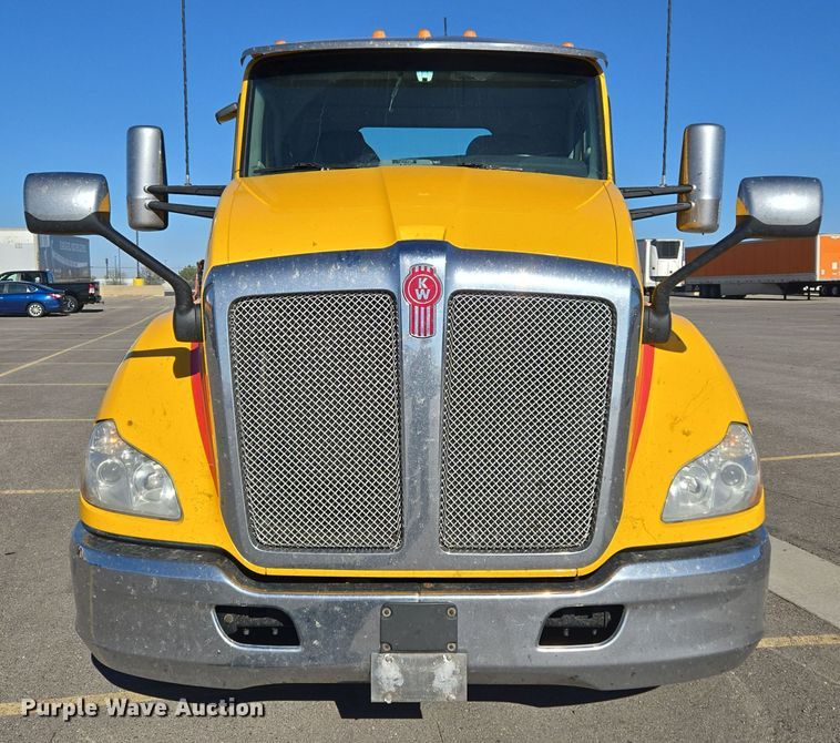 image for item DT7014 2020 Kenworth T680 semi truck