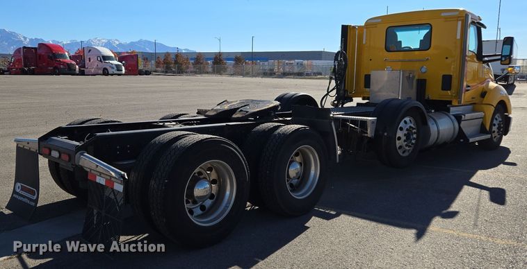 image for item DT7014 2020 Kenworth T680 semi truck