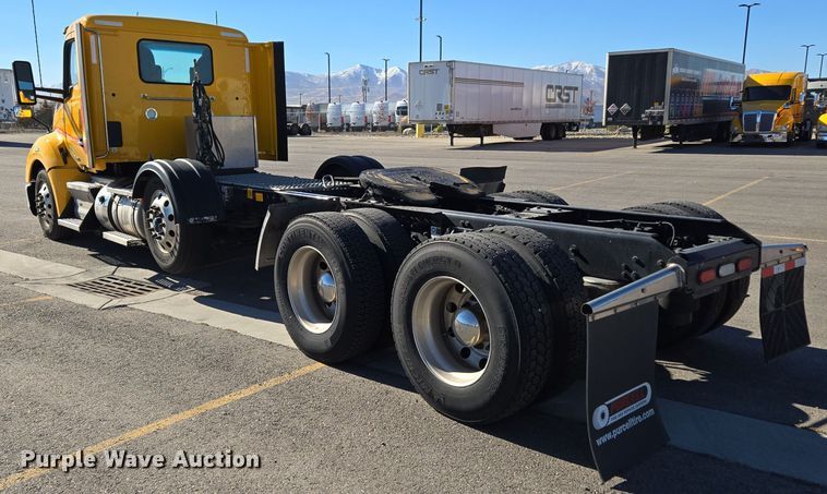 image for item DT7014 2020 Kenworth T680 semi truck