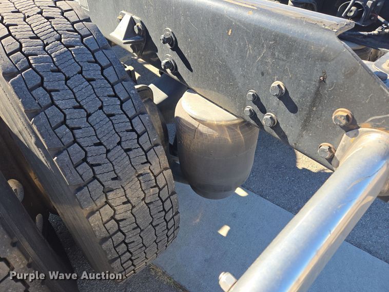 image for item DT7014 2020 Kenworth T680 semi truck