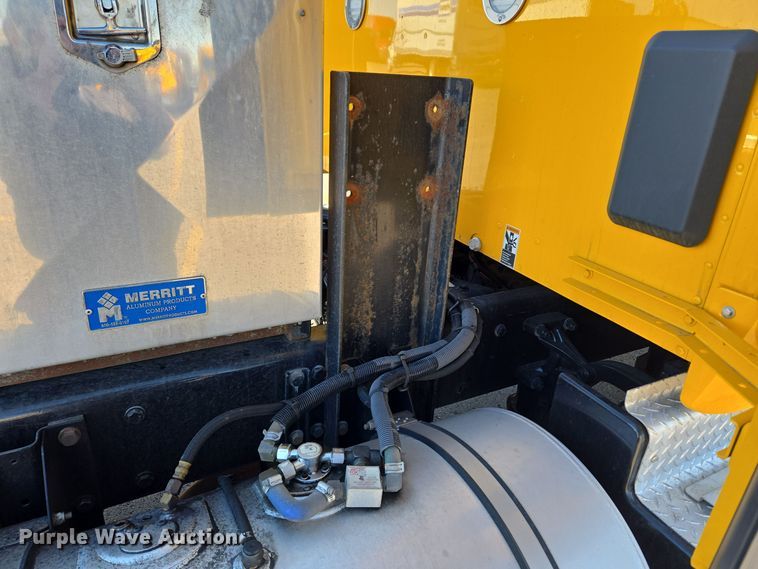 image for item DT7014 2020 Kenworth T680 semi truck