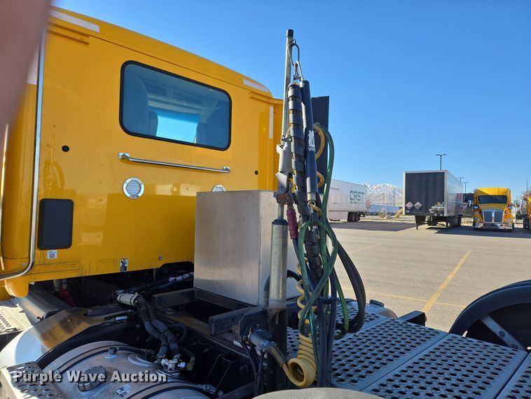 image for item DT7014 2020 Kenworth T680 semi truck