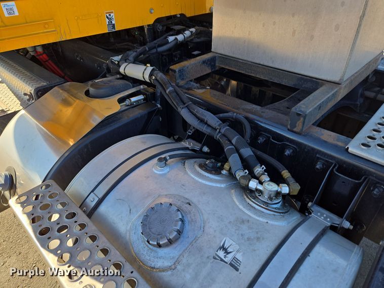 image for item DT7014 2020 Kenworth T680 semi truck