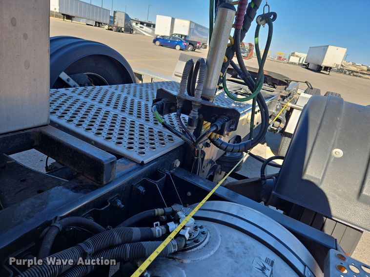 image for item DT7014 2020 Kenworth T680 semi truck