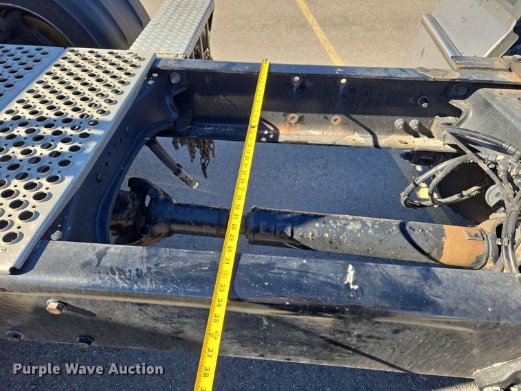 image for item DT7014 2020 Kenworth T680 semi truck