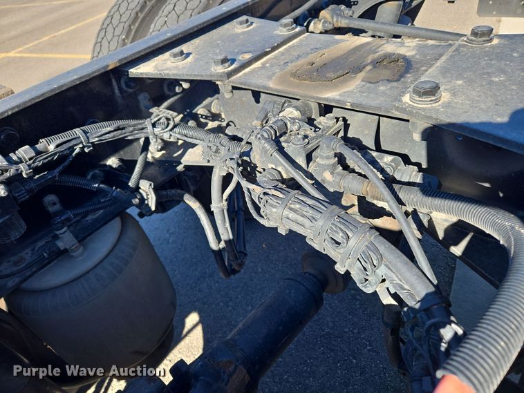 image for item DT7014 2020 Kenworth T680 semi truck