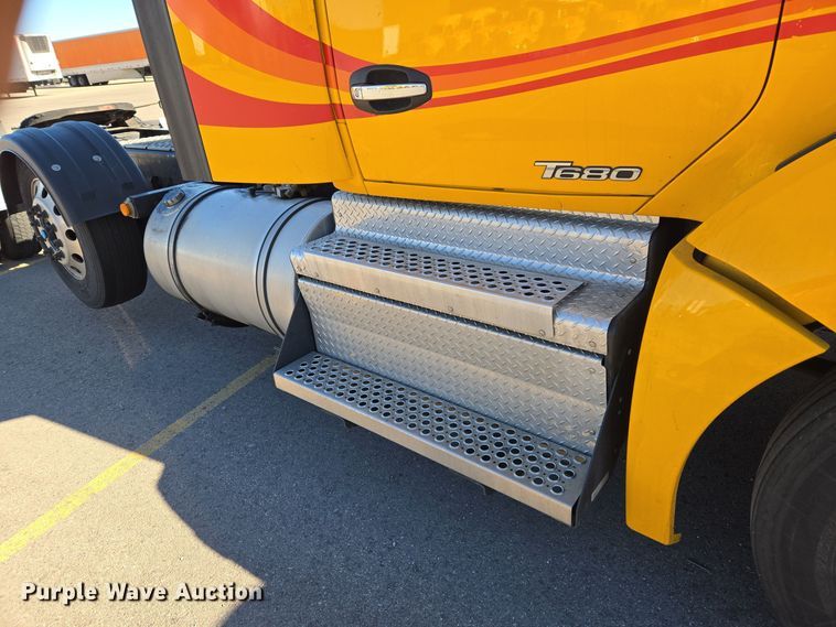 image for item DT7014 2020 Kenworth T680 semi truck