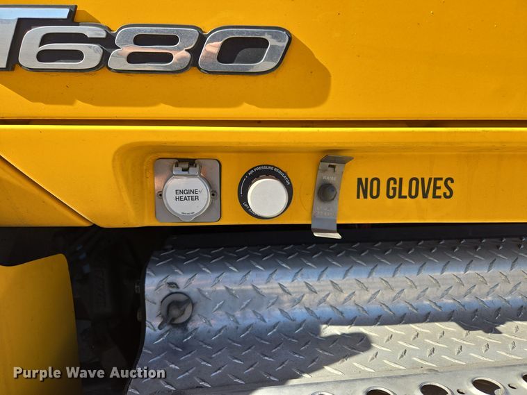 image for item DT7014 2020 Kenworth T680 semi truck