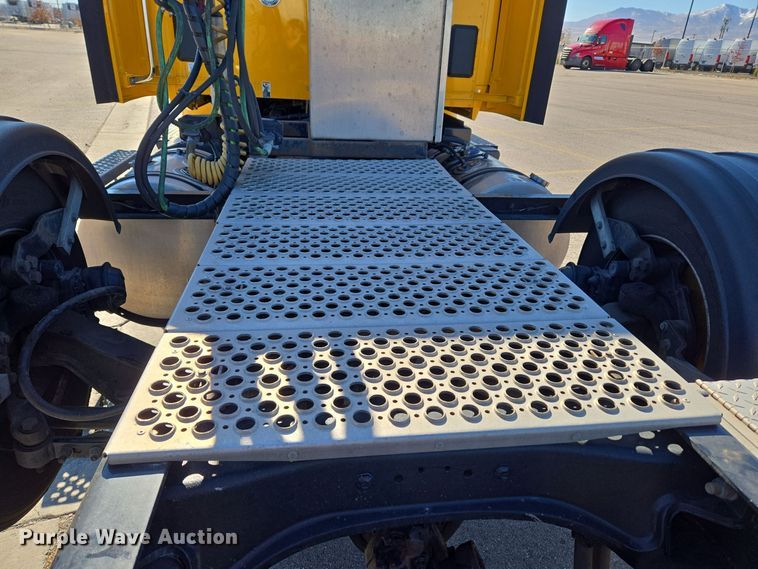 image for item DT7014 2020 Kenworth T680 semi truck