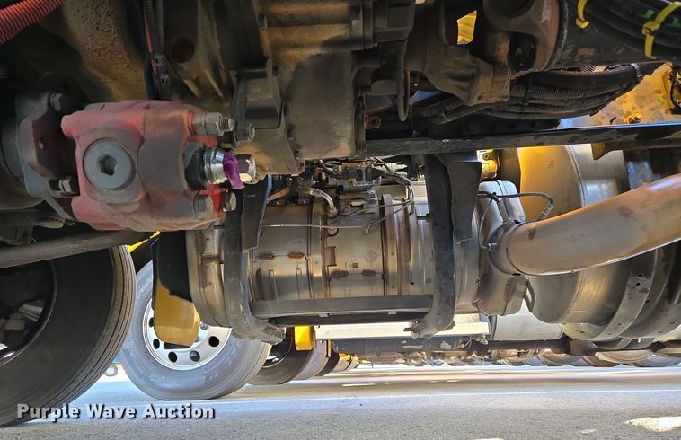 image for item DT7014 2020 Kenworth T680 semi truck