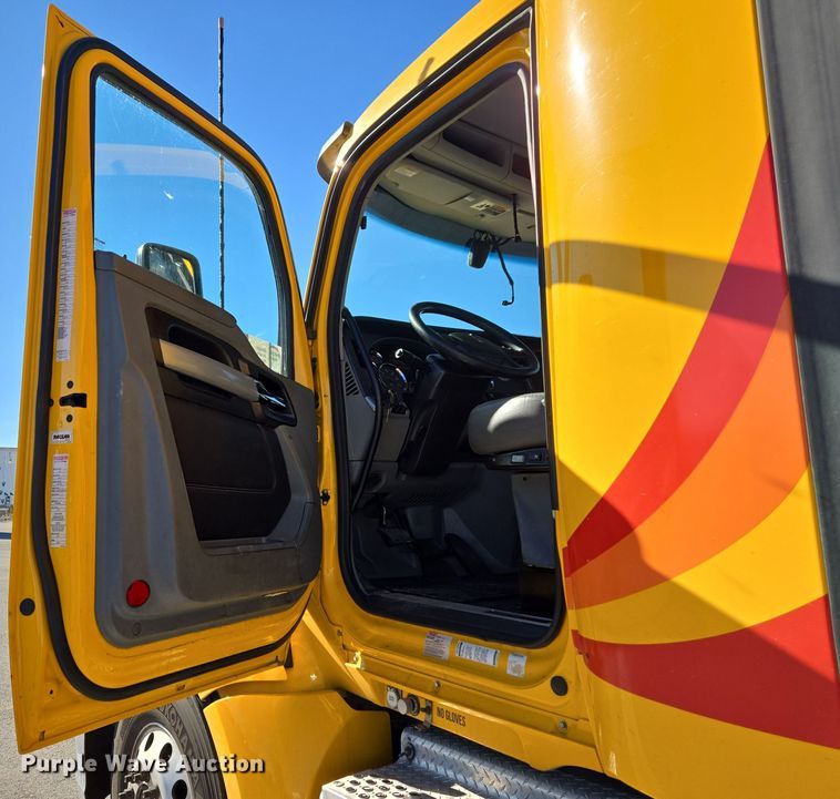 image for item DT7014 2020 Kenworth T680 semi truck