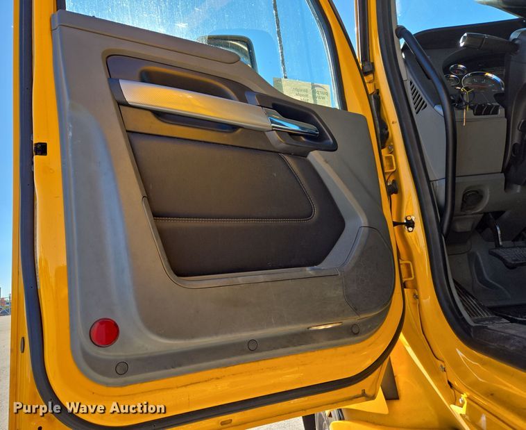 image for item DT7014 2020 Kenworth T680 semi truck