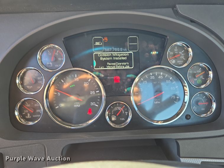 image for item DT7014 2020 Kenworth T680 semi truck