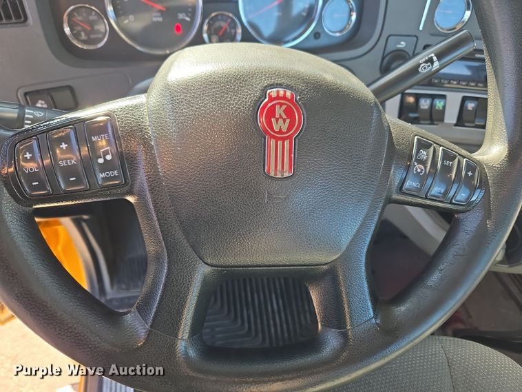 image for item DT7014 2020 Kenworth T680 semi truck