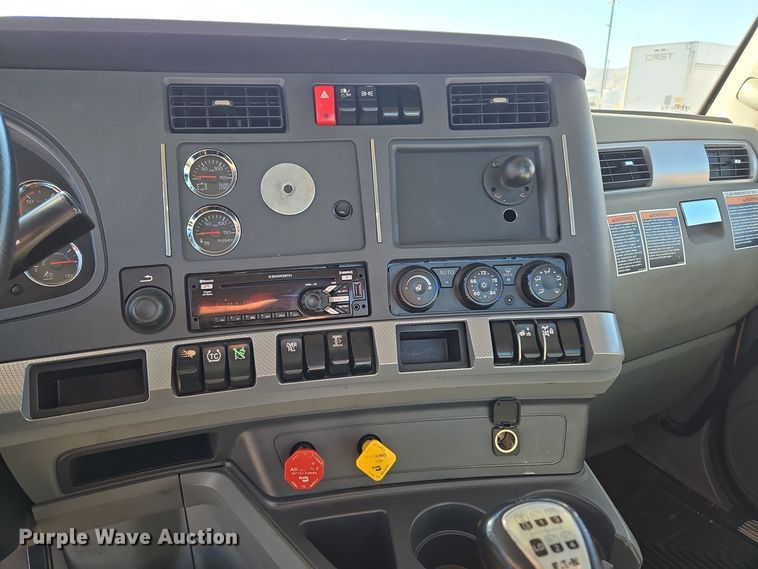 image for item DT7014 2020 Kenworth T680 semi truck