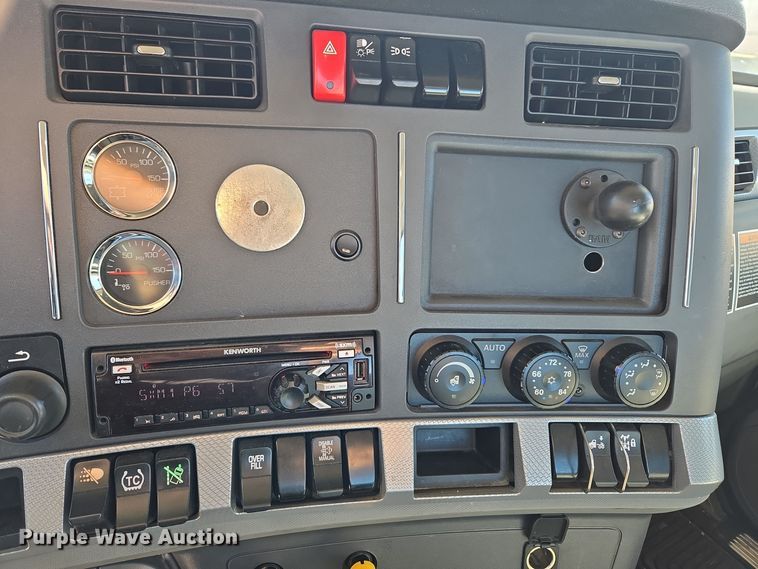 image for item DT7014 2020 Kenworth T680 semi truck