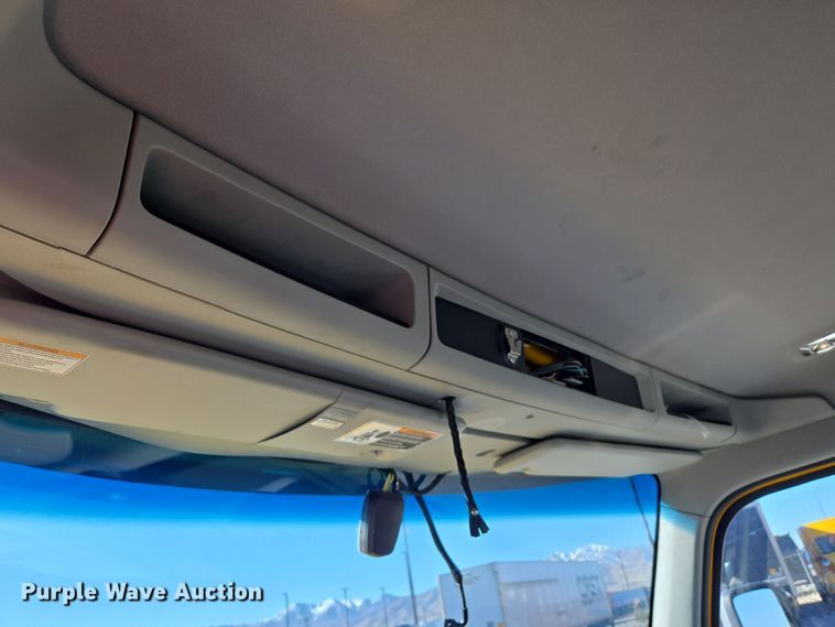 image for item DT7014 2020 Kenworth T680 semi truck