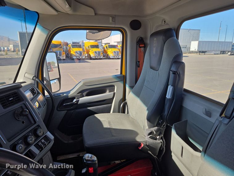 image for item DT7014 2020 Kenworth T680 semi truck