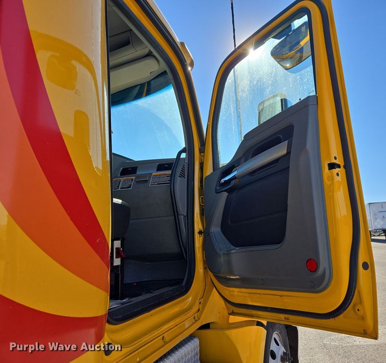 image for item DT7014 2020 Kenworth T680 semi truck