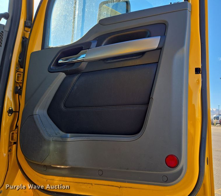 image for item DT7014 2020 Kenworth T680 semi truck