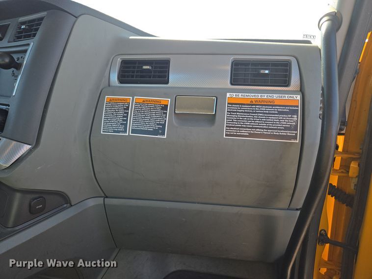 image for item DT7014 2020 Kenworth T680 semi truck