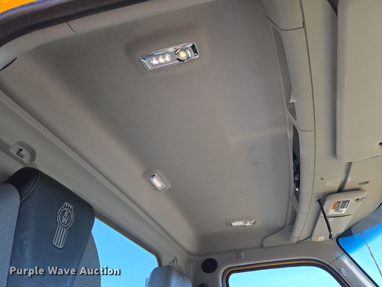 image for item DT7014 2020 Kenworth T680 semi truck