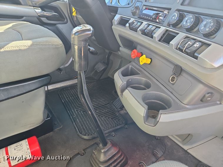 image for item DT7014 2020 Kenworth T680 semi truck